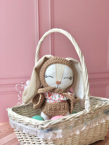 Coneja con set floral crochet café  (Colección pascua edición limitada)