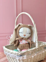 Coneja con set floral crochet café  (Colección pascua edición limitada)