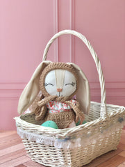 Coneja con set floral crochet café  (Colección pascua edición limitada)