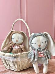 Coneja con set floral crochet gris (Colección pascua edición limitada)