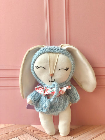 Coneja con set floral crochet celeste  (Colección pascua edición limitada)