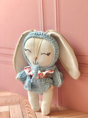 Coneja con set floral crochet celeste  (Colección pascua edición limitada)
