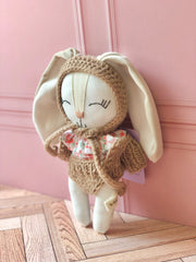 Coneja con set floral crochet café  (Colección pascua edición limitada)