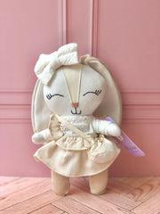 Coneja con vestido beige y bordado