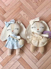 Coneja con vestido beige y bordado