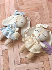 Coneja con vestido beige y bordado