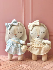 Coneja con vestido beige y bordado