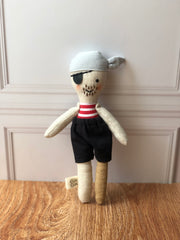 Pirata con camisa de rayas rojas