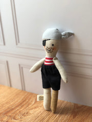 Pirata con camisa de rayas rojas