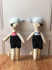 Pirata con camisa de rayas rojas