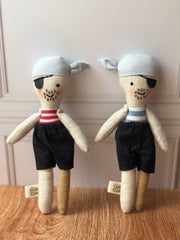 Pirata con camisa de rayas azules