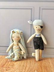 Pirata con camisa de rayas azules