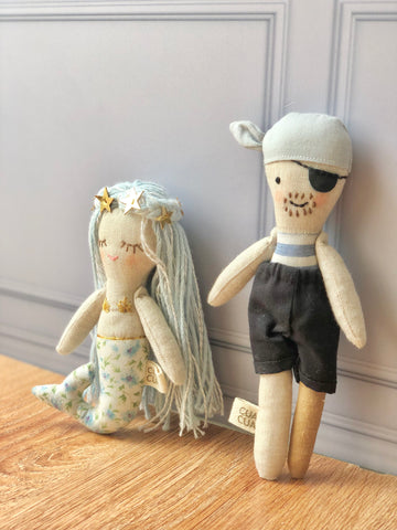 Pirata con camisa de rayas azules