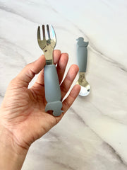 Cubiertos de silicón y acero en forma de patito (Gris y beige)