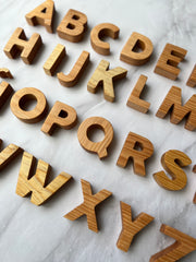 Abecedario de mayúsculas en madera sólida clara (7cm)