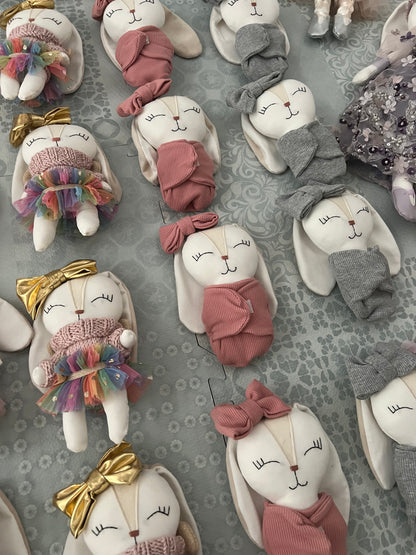 Sonaja en forma de conejo con moño en tonos grises (15 cm)