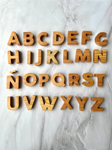 Abecedario de mayúsculas en madera sólida clara (7cm)