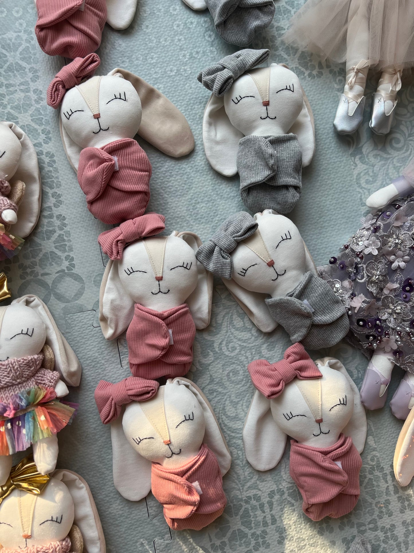 Sonaja en forma de conejo con moño en tonos grises (15 cm)