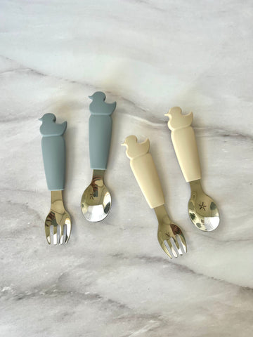 Cubiertos de silicón y acero en forma de patito (Gris y beige)