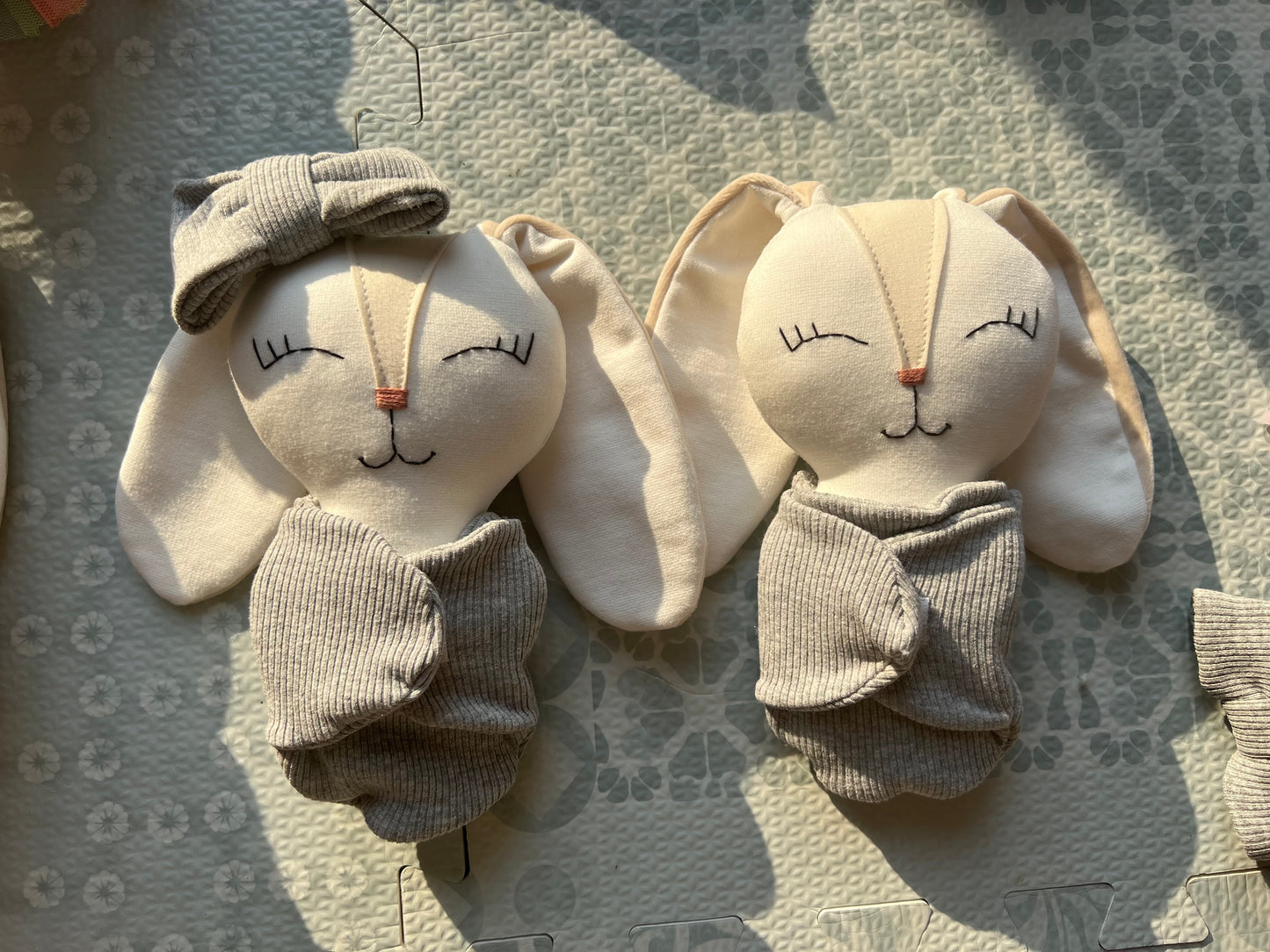 Sonaja en forma de conejo con moño en tonos grises (15 cm)