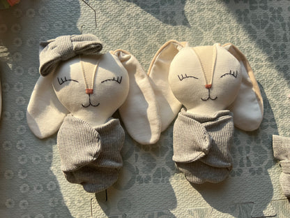 Sonaja en forma de conejo con moño en tonos grises (15 cm)